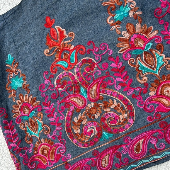 Entro Beautiful Embroidered Skirt, Size medium - Picture 2 of 8
